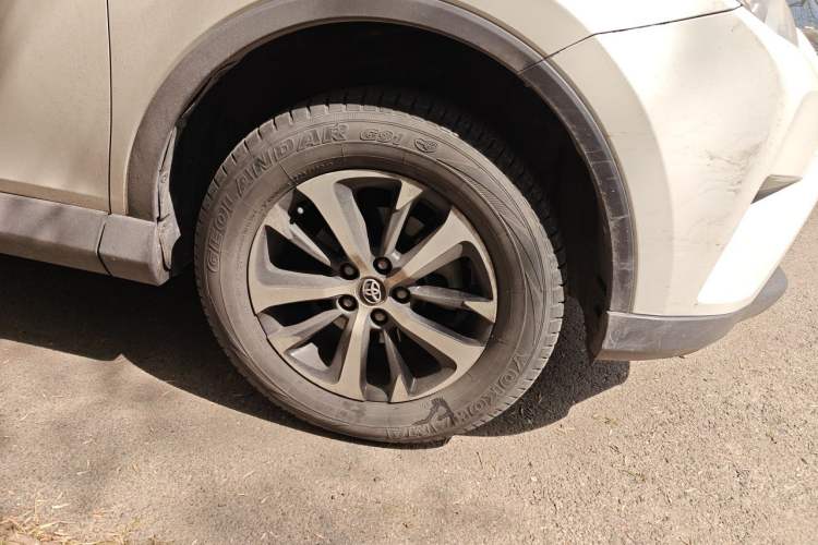 Used Toyota RAV4 2019 2.0L CVT Two-Wheel Drive Luxury Version China VI Standard Right Front Wheel Hub