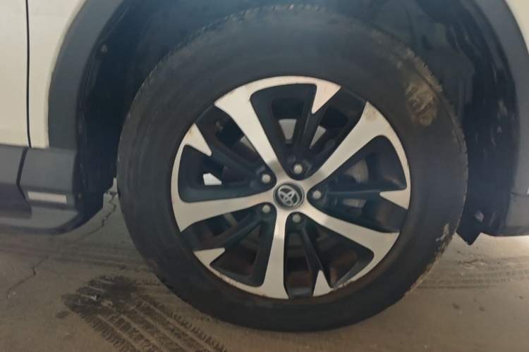 Used Toyota RAV4 2019 2.0L CVT Two-Wheel Drive Luxury Version China VI Standard Right Front Wheel Hub