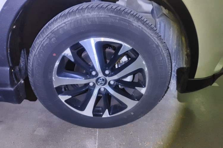 Used Toyota RAV4 2019 2.0L CVT Two-Wheel Drive Luxury Version China VI Standard Right Front Wheel Hub