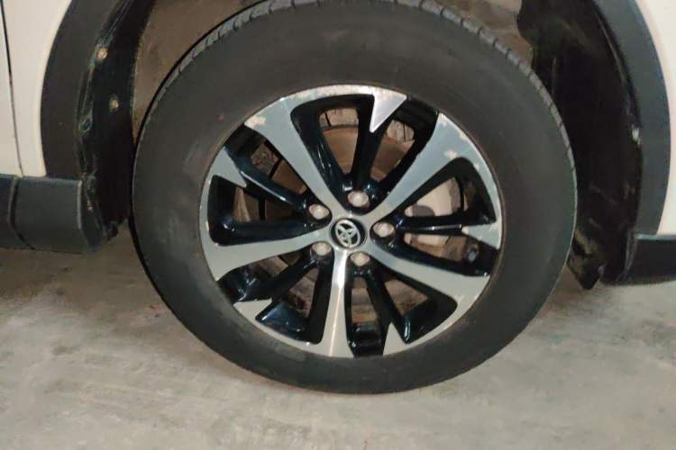 Used Toyota RAV4 2019 2.0L CVT Two-Wheel Drive Luxury Version China VI Standard Right Front Wheel Hub