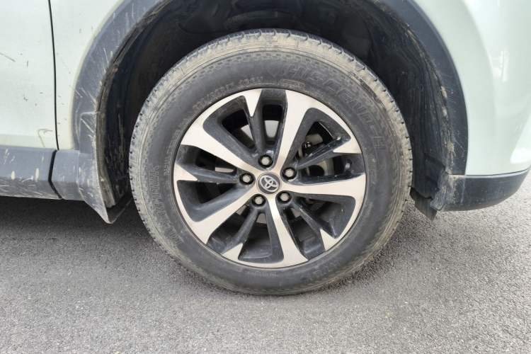 Used Toyota RAV4 2019 2.0L CVT Two-Wheel Drive Comfort Edition China VI Standard Right Front Wheel Hub