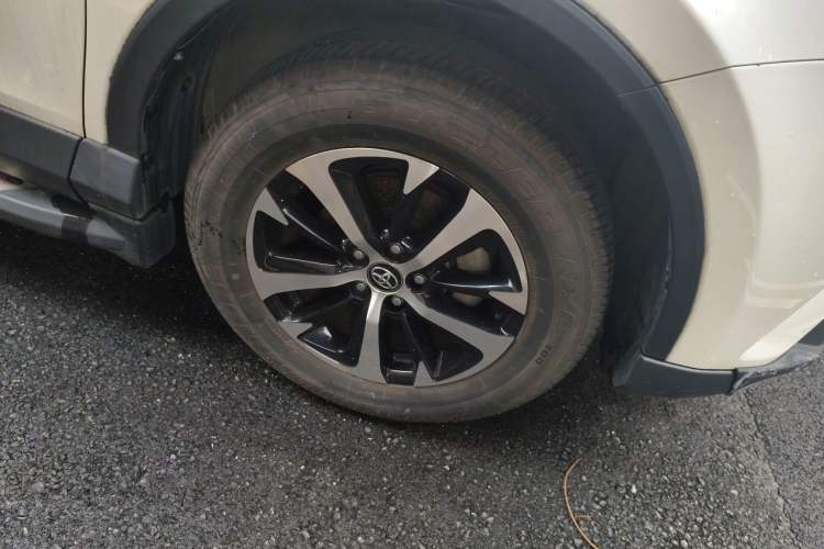 Used Toyota RAV4 2019 2.0L CVT Two-Wheel Drive Luxury Version China VI Standard Right Front Wheel Hub