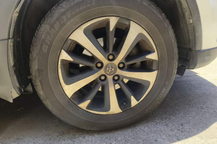 Used Toyota RAV4 2019 2.0L CVT Two-Wheel Drive Luxury Version China VI Standard Right Front Wheel Hub