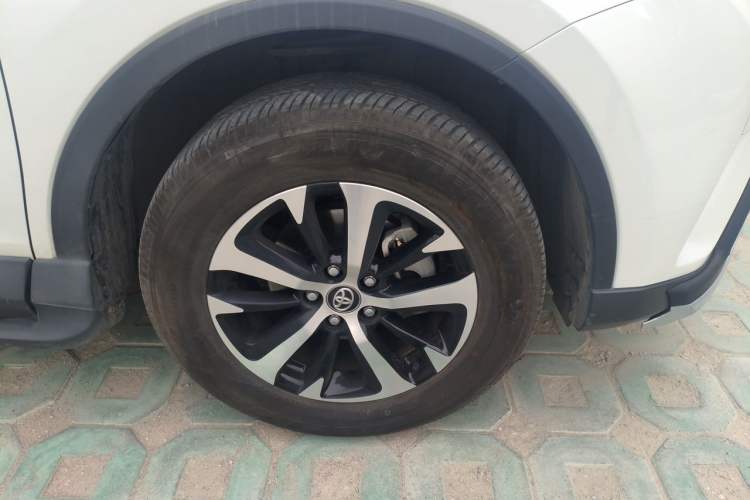 Used Toyota RAV4 2019 2.0L CVT Two-Wheel Drive Luxury Version China VI Standard Right Front Wheel Hub