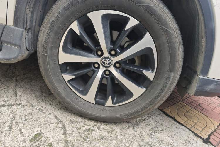 Used Toyota RAV4 2019 2.0L CVT Two-Wheel Drive Luxury Version China VI Standard Right Front Wheel Hub