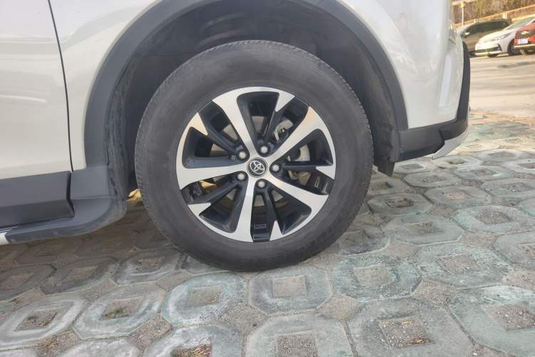 Used Toyota RAV4 2019 2.0L CVT Two-Wheel Drive Luxury Version China VI Standard
