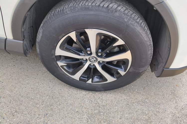 Used Toyota RAV4 2019 2.0L CVT Two-Wheel Drive ZhiShang Version China VI Standard Right Front Wheel Hub