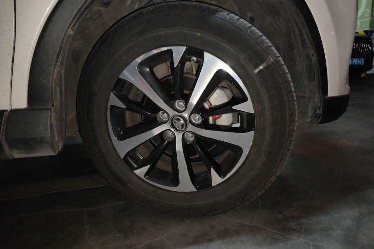 Used Toyota RAV4 2019 2.0L CVT Two-Wheel Drive Luxury Version China VI Standard Right Front Wheel Hub