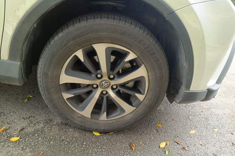 Used Toyota RAV4 2019 2.0L CVT Two-Wheel Drive Pioneer Edition China VI Standard Right Front Wheel Hub