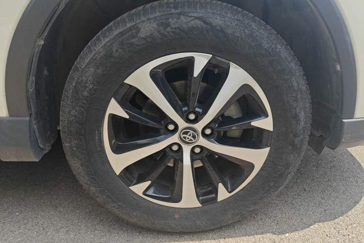 Used Toyota RAV4 2019 2.0L CVT Two-Wheel Drive Luxury Version China VI Standard Right Front Wheel Hub