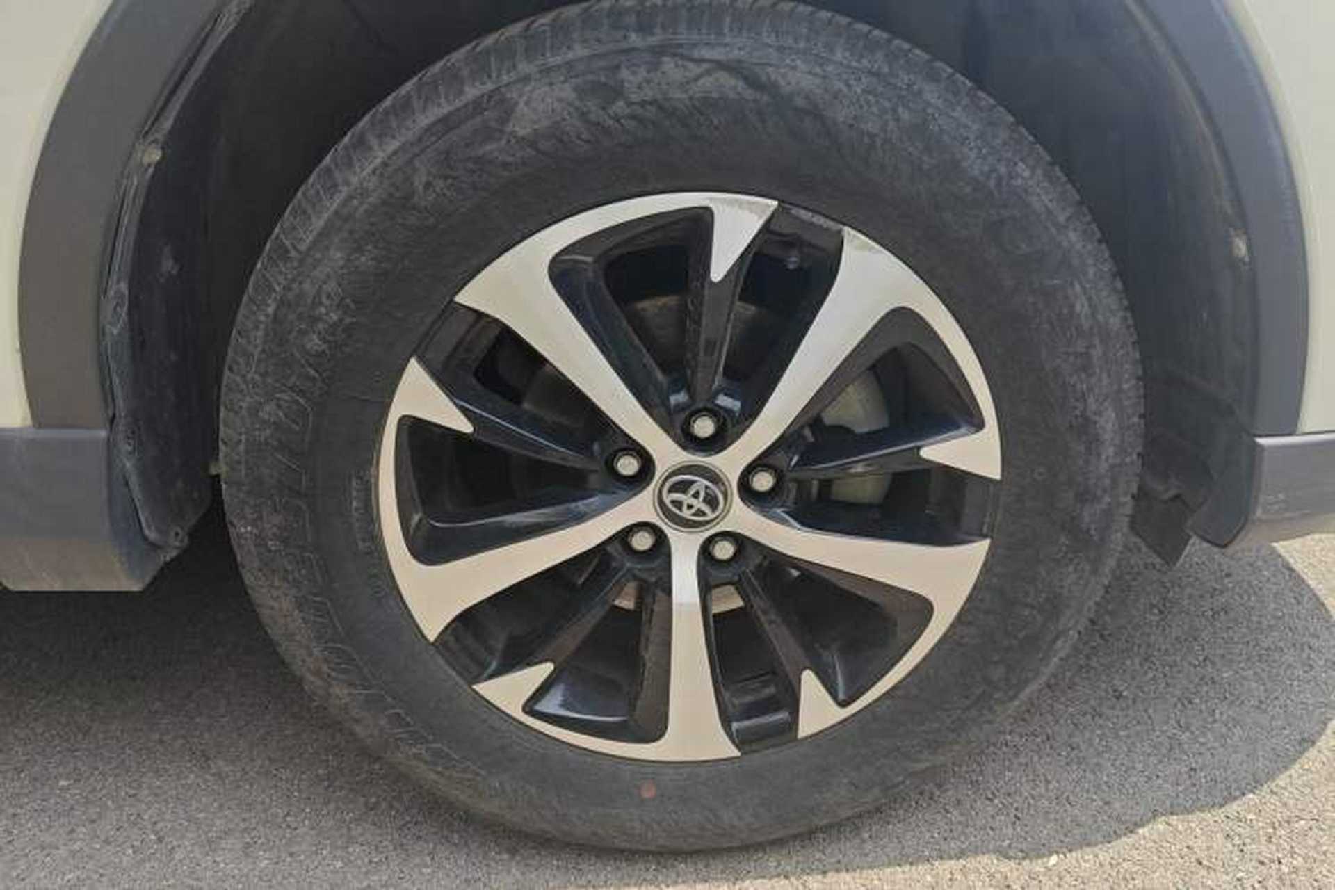 Used Toyota RAV4 2019 2.0L CVT Two-Wheel Drive Luxury Version China VI Standard Right Front Wheel Hub