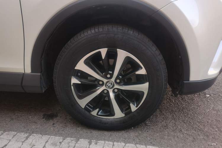 Used Toyota RAV4 2019 2.0L CVT Two-Wheel Drive Comfort Edition China VI Standard Right Front Wheel Hub