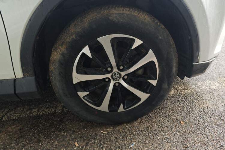 Used Toyota RAV4 2019 2.0L CVT Two-Wheel Drive ZhiShang Version China VI Standard Right Front Wheel Hub