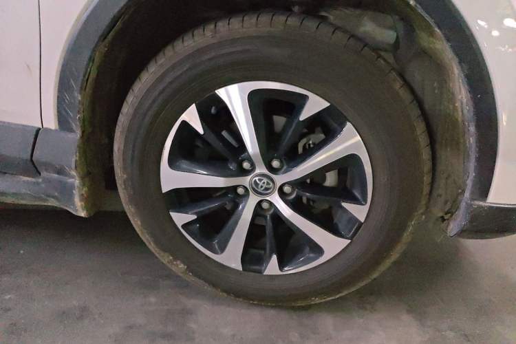 Used Toyota RAV4 2019 2.0L CVT Two-Wheel Drive ZhiShang Version China VI Standard Right Front Wheel Hub