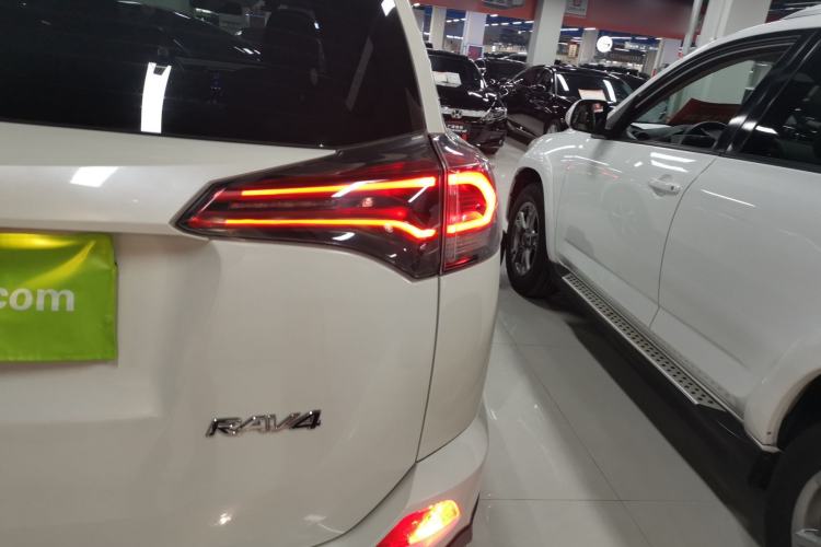 Used Toyota RAV4 2019 2.0L CVT Two-Wheel Drive Pioneer Edition China V Standard Right Rear Taillight