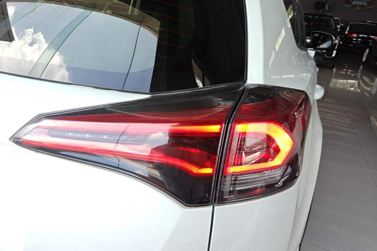 Used Toyota RAV4 2019 2.0L CVT Two-Wheel Drive Pioneer Edition China VI Standard Right Rear Taillight