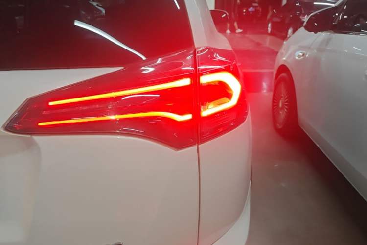 Used Toyota RAV4 2019 2.0L CVT Two-Wheel Drive Luxury Version China VI Standard Right Rear Taillight