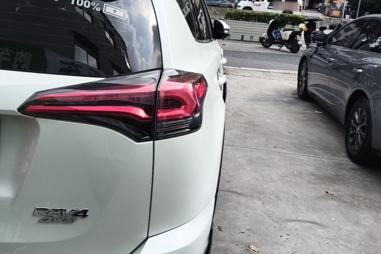 Used Toyota RAV4 2019 2.0L CVT Two-Wheel Drive Pioneer Edition China VI Standard Right Rear Taillight