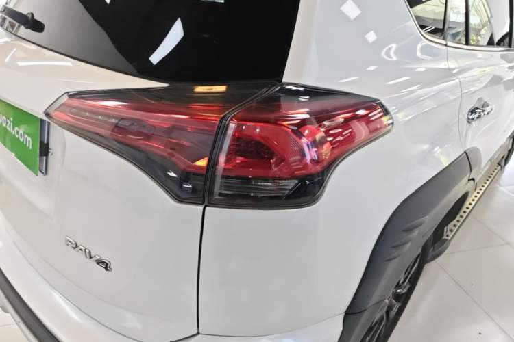 Used Toyota RAV4 2019 2.0L CVT Two-Wheel Drive Fashion X Limited Edition China VI Standard Right Rear Taillight
