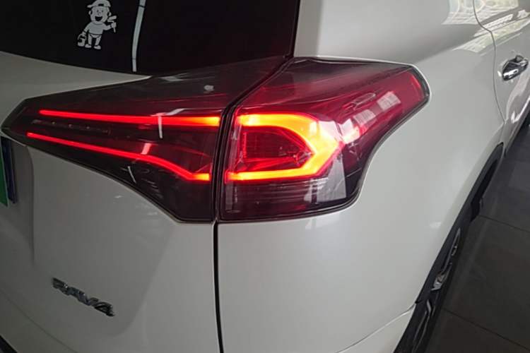 Used Toyota RAV4 2019 2.0L CVT Two-Wheel Drive Luxury Version China VI Standard Right Rear Taillight