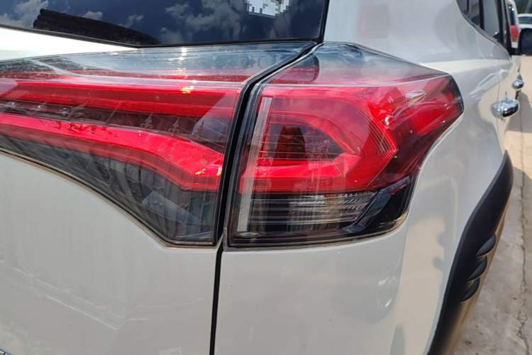 Used Toyota RAV4 2019 2.0L CVT Two-Wheel Drive Fashion X Limited Edition China VI Standard Right Rear Taillight