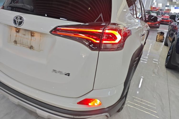 Used Toyota RAV4 2019 2.0L CVT Two-Wheel Drive Fashion X Limited Edition China VI Standard Right Rear Taillight