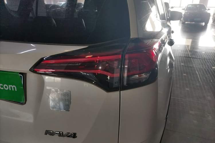 Used Toyota RAV4 2019 2.0L CVT Two-Wheel Drive Pioneer Edition China V Standard Right Rear Taillight
