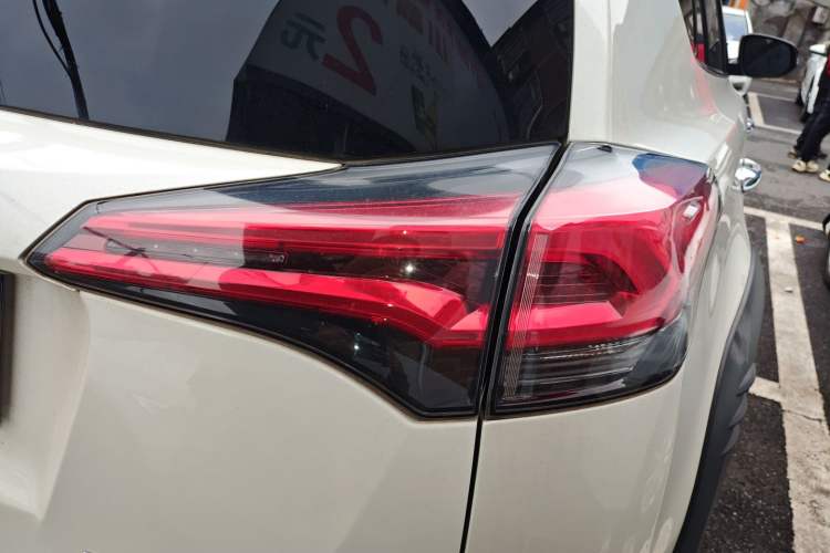 Used Toyota RAV4 2019 2.0L CVT Two-Wheel Drive Fashion X Limited Edition China VI Standard Right Rear Taillight