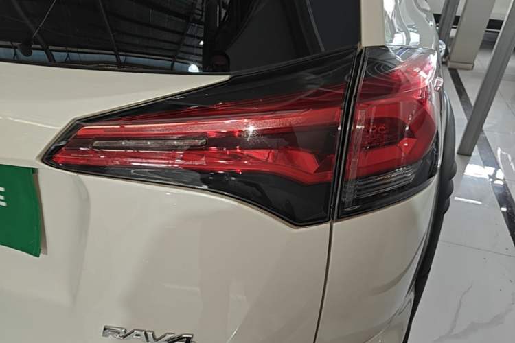 Used Toyota RAV4 2019 2.0L CVT Two-Wheel Drive Fashion X Limited Edition China V Standard Right Rear Taillight