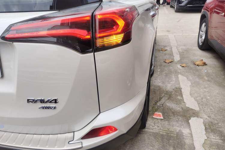 Used Toyota RAV4 2019 2.0L CVT Two-Wheel Drive Pioneer Edition China V Standard Right Rear Taillight