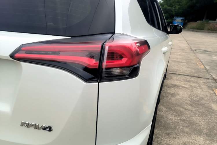 Used Toyota RAV4 2019 2.0L CVT Two-Wheel Drive Pioneer Edition China V Standard Right Rear Taillight