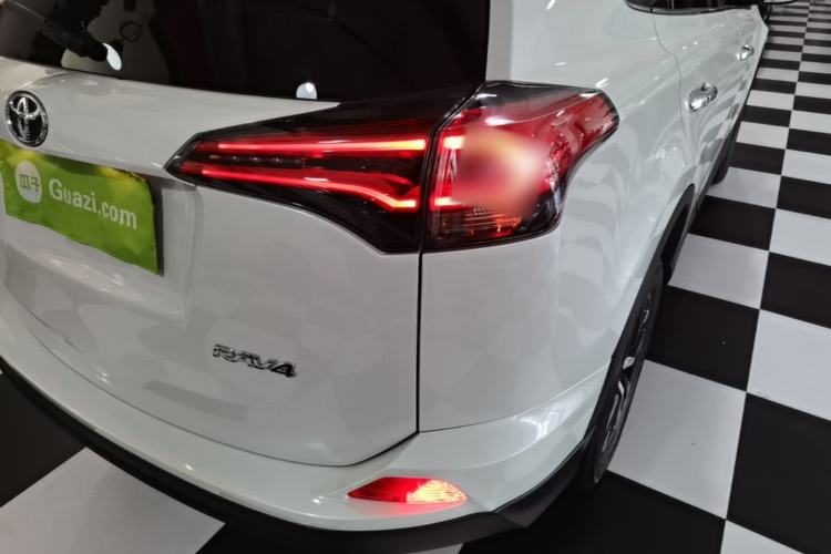 Used Toyota RAV4 2019 2.0L CVT Two-Wheel Drive Luxury Version China VI Standard Right Rear Taillight