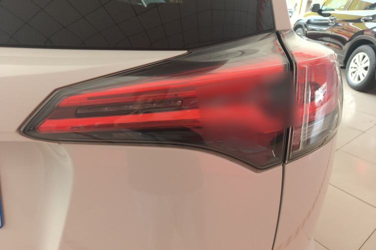 Used Toyota RAV4 2019 2.0L CVT Two-Wheel Drive Luxury Version China VI Standard Right Rear Taillight