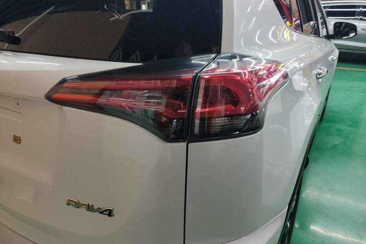 Used Toyota RAV4 2019 2.0L CVT Two-Wheel Drive Comfort Edition China VI Standard Right Rear Taillight