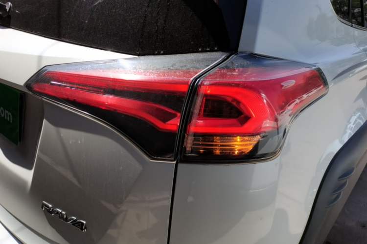 Used Toyota RAV4 2019 2.0L CVT Two-Wheel Drive Fashion X Limited Edition China V Standard Right Rear Taillight