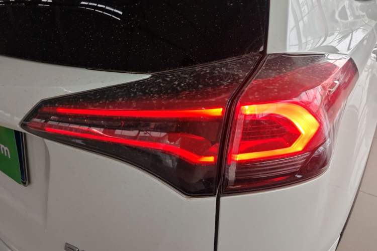 Used Toyota RAV4 2019 2.0L CVT Two-Wheel Drive Luxury Version China VI Standard Right Rear Taillight
