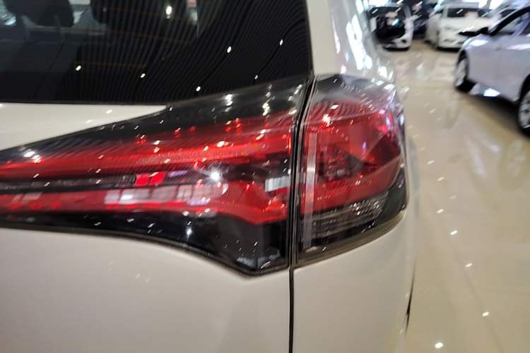 Used Toyota RAV4 2019 2.0L CVT Two-Wheel Drive Pioneer Edition China VI Standard Right Rear Taillight