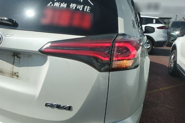 Used Toyota RAV4 2019 2.0L CVT Two-Wheel Drive Luxury Version China VI Standard Right Rear Taillight