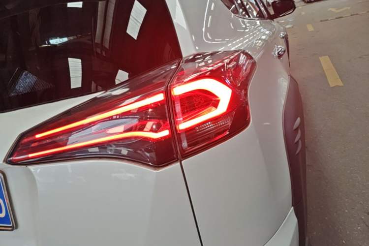 Used Toyota RAV4 2019 2.0L CVT Two-Wheel Drive Fashion X Limited Edition China VI Standard Right Rear Taillight