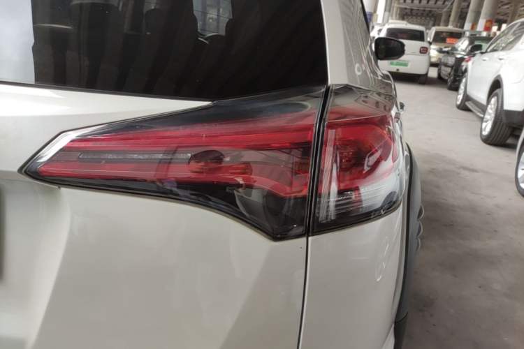 Used Toyota RAV4 2019 2.0L CVT Two-Wheel Drive Fashion X Limited Edition China VI Standard Right Rear Taillight