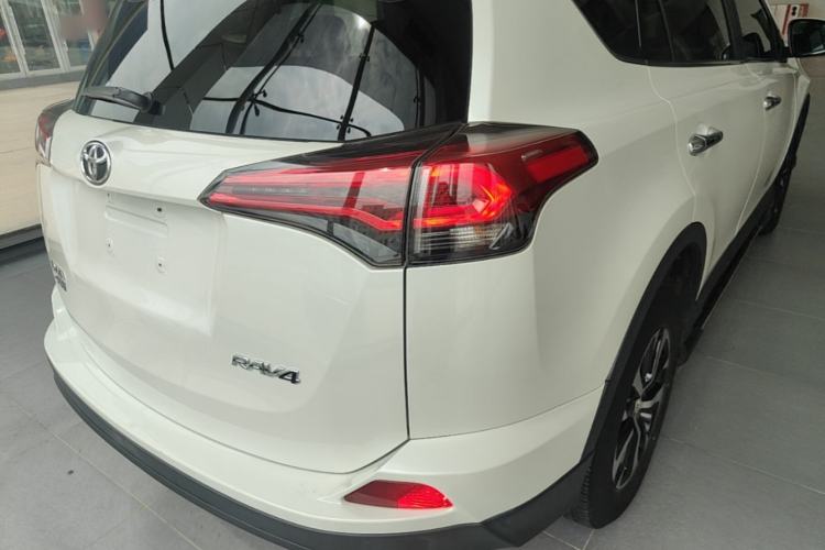 Used Toyota RAV4 2019 2.0L CVT Two-Wheel Drive Luxury Version China VI Standard Right Rear Taillight