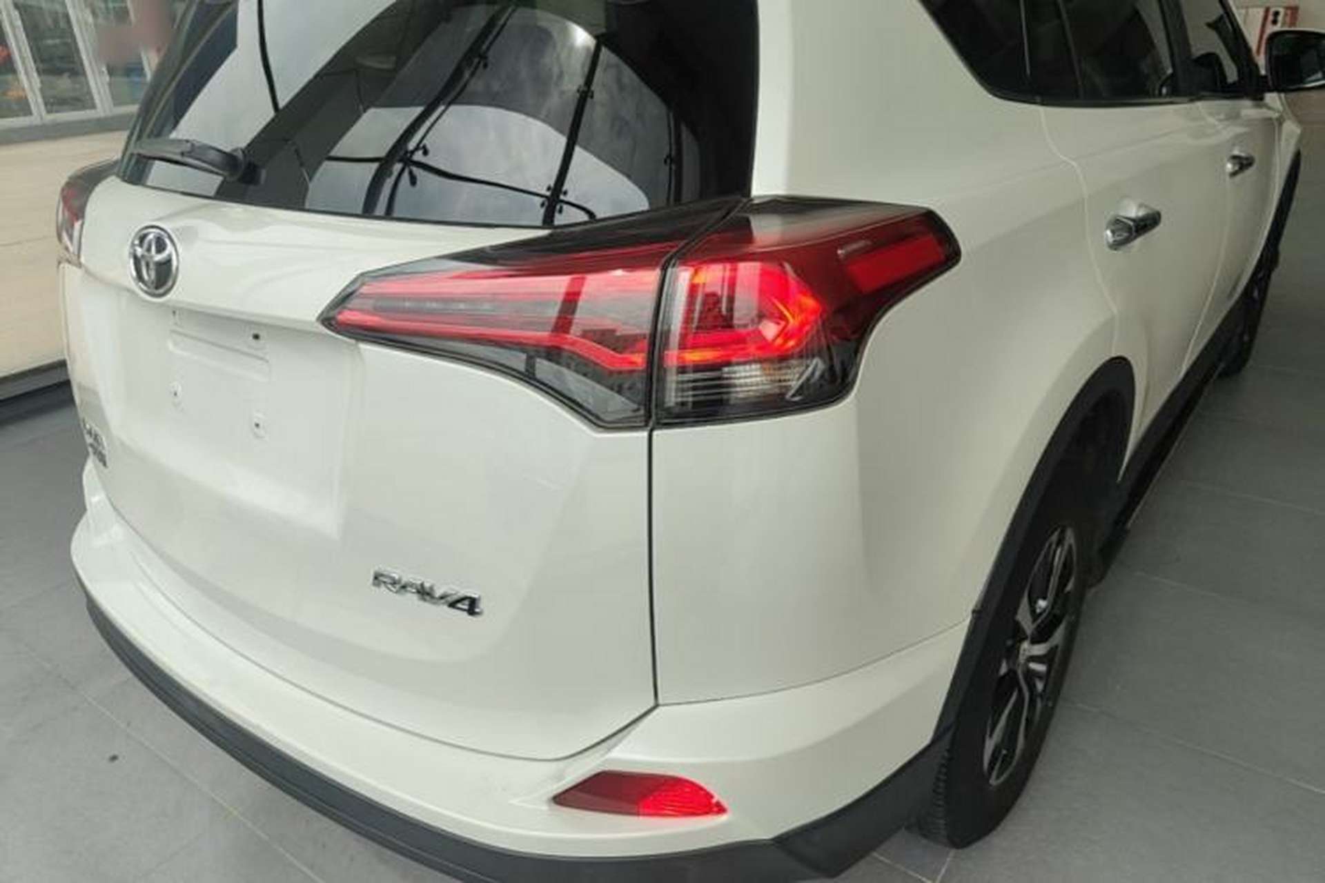 Used Toyota RAV4 2019 2.0L CVT Two-Wheel Drive Luxury Version China VI Standard Right Rear Taillight