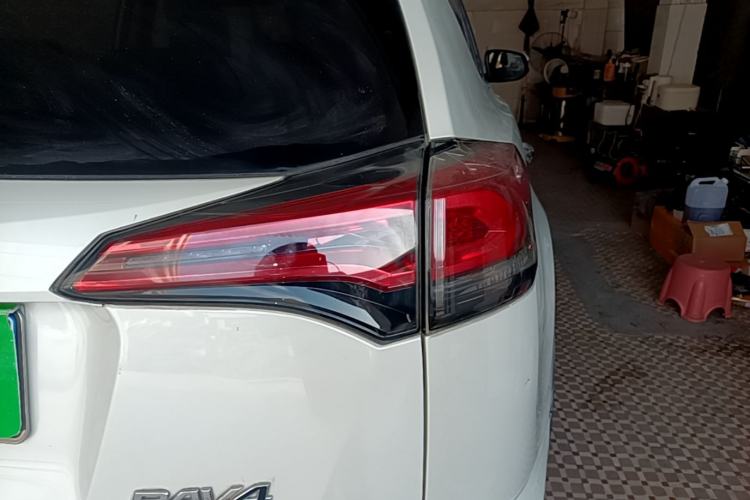 Used Toyota RAV4 2019 2.0L CVT Two-Wheel Drive Luxury Version China VI Standard Right Rear Taillight