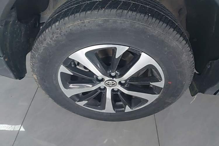 Used Toyota RAV4 2019 2.0L CVT Two-Wheel Drive Luxury Version China VI Standard Right Rear Wheel Hub