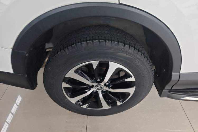 Used Toyota RAV4 2019 2.0L CVT Two-Wheel Drive Luxury Version China VI Standard Right Rear Wheel Hub