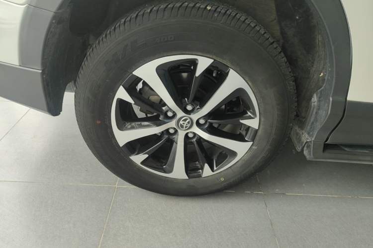 Used Toyota RAV4 2019 2.0L CVT Two-Wheel Drive Luxury Version China VI Standard Right Rear Wheel Hub