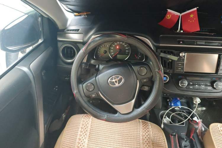 Used Toyota RAV4 2019 2.0L CVT Two-Wheel Drive Luxury Version China VI Standard Steering Wheel