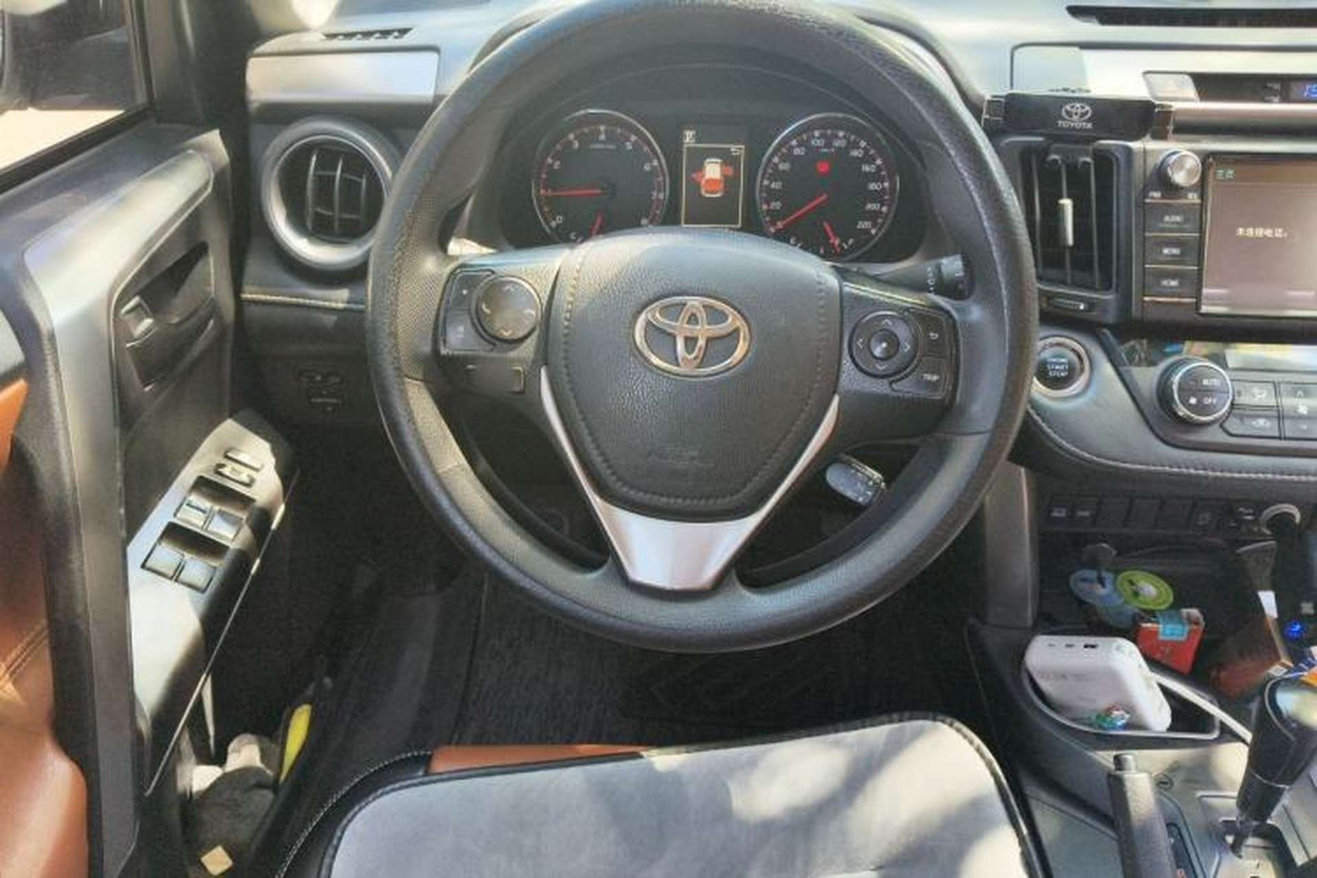 Used Toyota RAV4 2019 2.0L CVT Two-Wheel Drive Fashion X Limited Edition China V Standard Steering Wheel