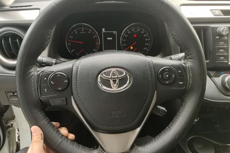 Used Toyota RAV4 2019 2.0L CVT Two-Wheel Drive ZhiShang Version China VI Standard Steering Wheel