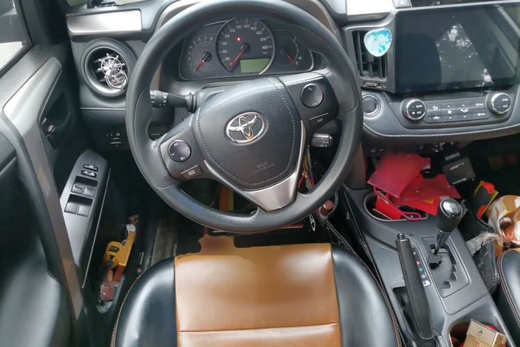 Used Toyota RAV4 2019 2.0L CVT Two-Wheel Drive Luxury Version China VI Standard Steering Wheel